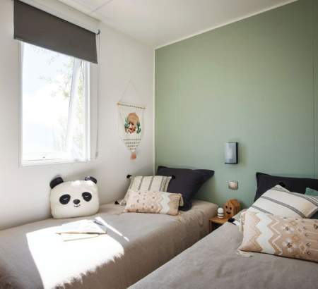Une chambre avec deux lits simples idéal pour un couple ou vos enfants