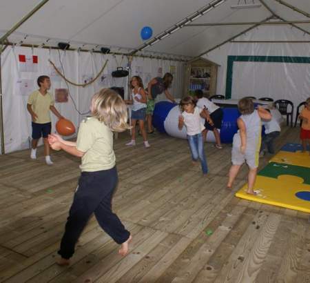 La danse au club enfant du camping sur l'île de Ré en Charente Maritime